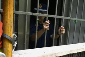 消防员现场演示，防盗窗如何成为逃生“拦路虎”图片