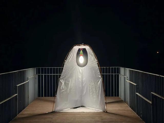 夜晚，我们在公园里“找宝藏”