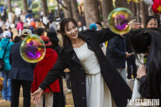 青岛故事 | 八大关银杏大道流量十足，这款落叶帽子火了！