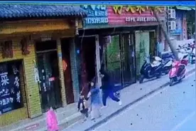 甘肃文县一电线杆突然倒下砸倒行人，应急和警方介入，律师分析图片