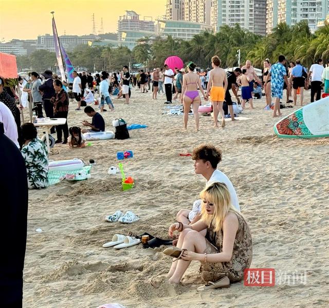 海南封关首日三亚大东海挤满俄罗斯游客，海滩广播以中俄双语循环播放