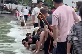 男孩跌入湍流被吸入桥洞！白衣大哥眼疾手快抓住男孩，众人合力拽回图片