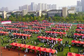 广西2025届医药类高校毕业生就业双选会（桂林专场）在桂林医学院举行图片