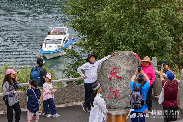天山天池夏日风景美如画