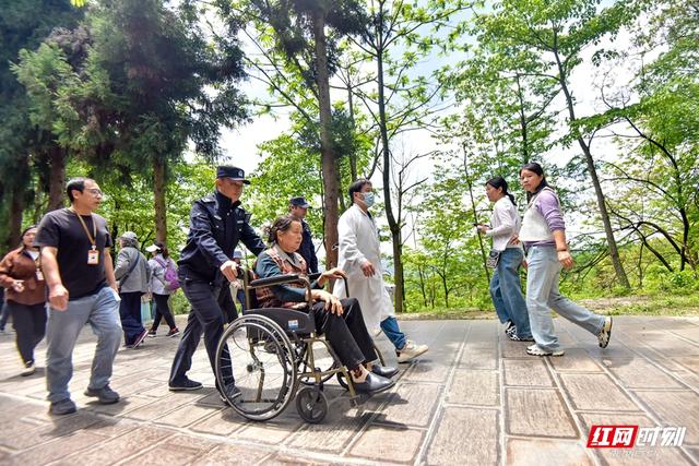 清凉执法护航“热”游季！张家界：制服蓝里藏着“暖”风景