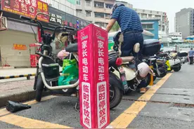 细心“护苗” 东莞虎门城管在身边图片