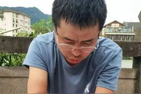 围观与被围观：无手“手艺人”和生活的双向奔赴图片