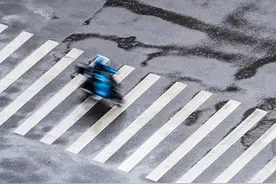 外卖员争夺战：京东交五险一金、提高单价，有骑手试水日入500元图片