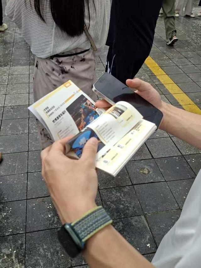 一票难求！世界人工智能大会热度空前，《模都，随申Hi一起AI》特刊亮相会场，有观众靠它吃午饭