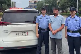 郴州一男子因盗窃落网：多次光顾公寓，家中藏50多件女性内衣裤图片