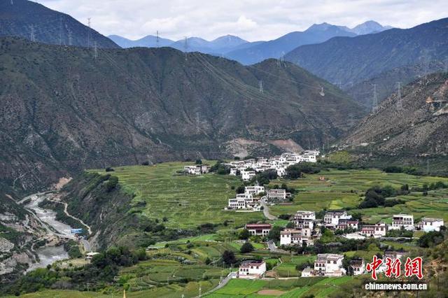 四川乡城：高山脚下的白藏房