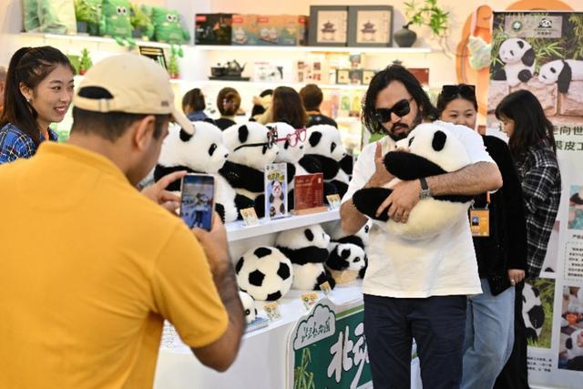 无人驾驶接驳车、手冲咖啡机器人，本届服贸会科技体验再升级