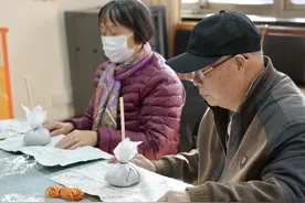 上海漕河泾街道开展冬季养生活动，居民亲手制作艾草养生锤图片