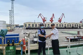 中秋慰问送真情 浓浓关怀暖人心——青岛边检站民警为船员送去中秋祝福图片