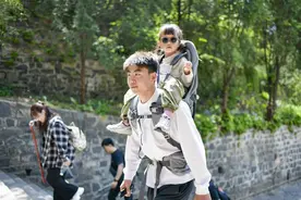 泰山陪爬大学生称客户主要为女性，一天接三单父母担心其膝盖图片