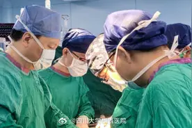华西医院血管外科团队挑战极限，成功“拆除”重达32斤腹膜后肿瘤图片