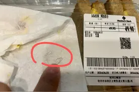 男子称三明治中吃出疑似玻璃碎片异物，涉事超市：有结果会联系买家图片