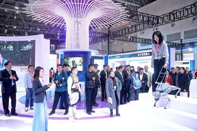 防摔马甲、机器导盲犬亮相重庆老博会，“黑科技”暖心守护银发族