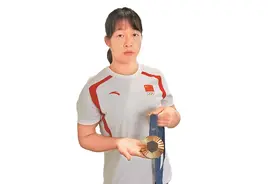 在巴黎奥运赛场上带伤浴血奋战夺铜，广东摔跤选手冯紫琪图片