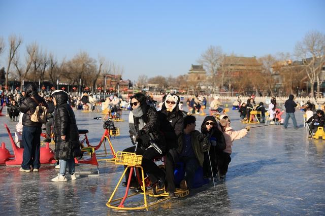 北京什刹海前海冰场人流如织