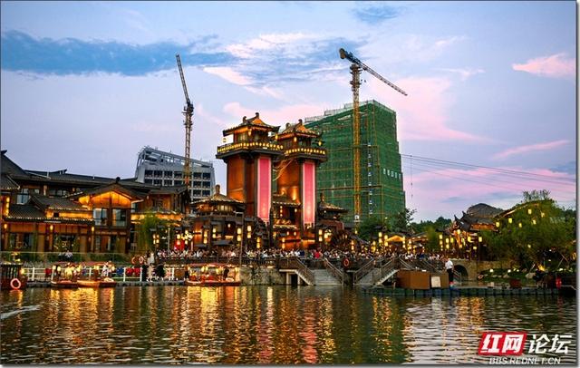 当夜色笼罩金月湖：一场热闹与静谧之间的选择