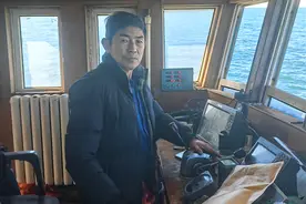 海上生死救援！城阳区河套船长罗世明和7名船员成功救起5名遇险人员图片