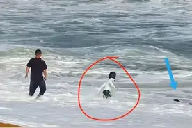 海南一对母女被海浪卷走，小哥冒险救回，现场游客一阵欢呼图片