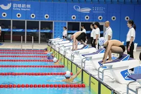 叶诗文启蒙教练指导游泳，潮新闻争取了15个免费名额，留言速抢图片