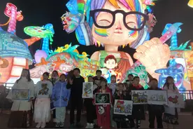 “我的画变成彩灯了！”小朋友们的创意画作在自贡灯会点亮，孩子们激动拍照合影图片