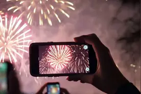 重庆女孩蹲窨井盖上燃放鞭炮受伤！当地正调查并发布安全提示图片