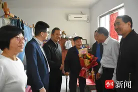 百岁老人不用拐杖出门遛弯 提前收到重阳节礼物图片