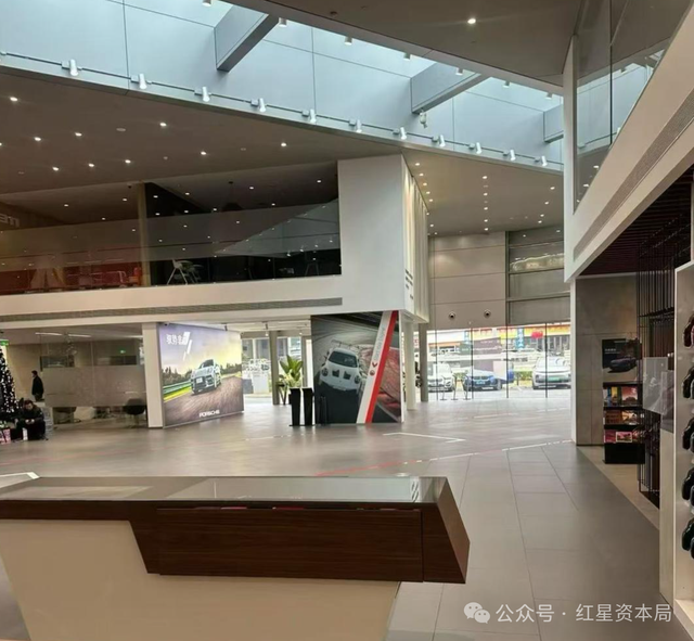 贵阳保时捷门店总经理带头，连夜搬空车辆！控股方急喊 “没跑路”，旗下三门店已暂停营业；员工质疑，称“正常闭店会把东西挪走？”