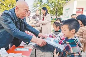 收废品助学，爱心传递不停歇（暖心故事）图片