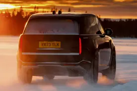 售价141.2万元起，2025款路虎揽胜上市，提供标轴长轴双版本图片