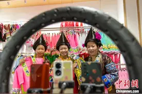 苗绣传承人韦祖英：一针一线 带乡亲致富图片