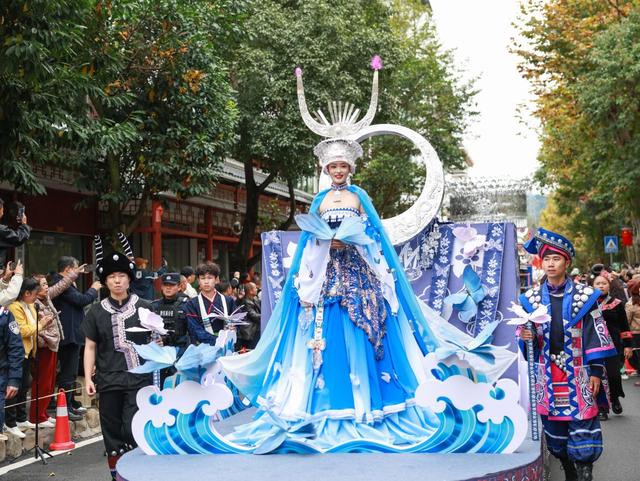 万名游客赴雷山过苗年