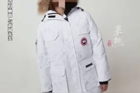 购买9500元加拿大鹅羽绒服却疑似为瑕疵品？消费者：口袋里发现了多余布料。加拿大鹅：换货并致歉图片