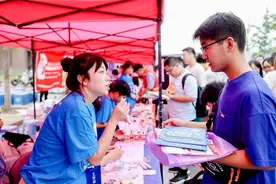 “迎新面”、抽奖盲盒、智能机器人，北邮迎新氛围感拉满图片