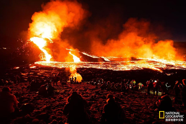 火山爆发24小时后，航班售罄，他们冒着生命危险要和岩浆合影