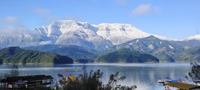 受道路结冰影响，2025年12月16日起，瓦屋山景区【观光大巴】暂停运行。