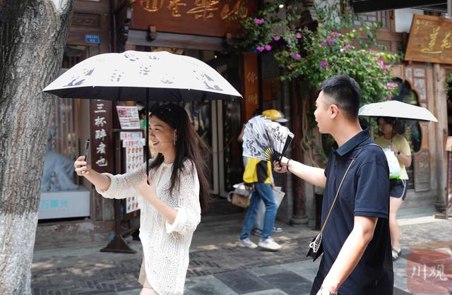 C视觉丨成都开启“烤”验模式，热浪还将持续三天