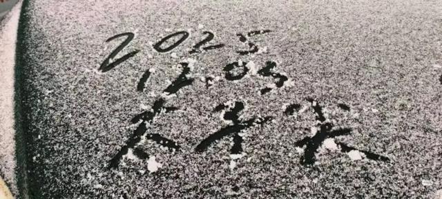 今天，杭州这里下雪了！这波冷空气很猛，千万注意保暖