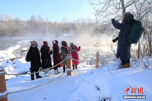 黑河逊克举办雾凇冰雪节 游客极寒天气赏“凇花绽放”