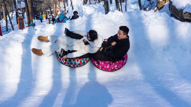这个冬天，别再“猫冬”啦！300米超长滑道，来这开启嬉冰赏景的雪上之旅