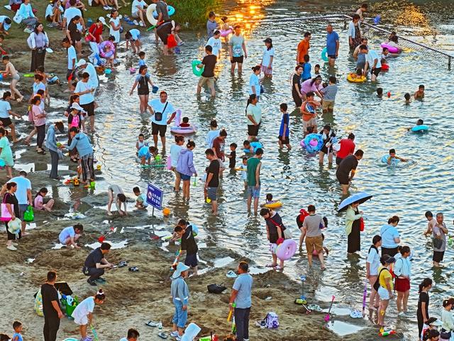 安徽芜湖市民游客在海边消暑 乐享清凉夏日