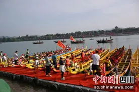 嘉陵江上展“速度与激情” 阆中古城龙舟赛开赛图片