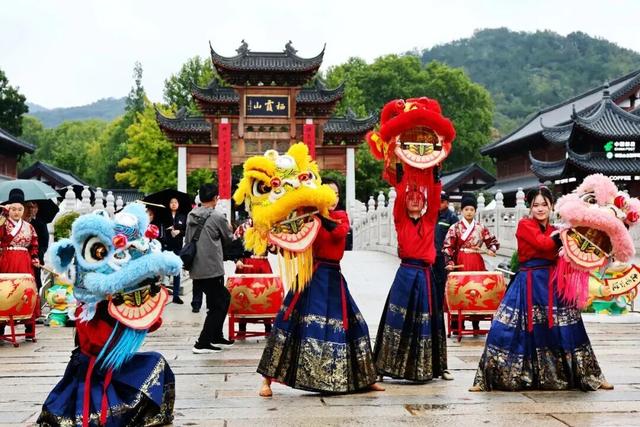 最热闹的戏配最火红的叶，本周末不来栖霞山血亏！