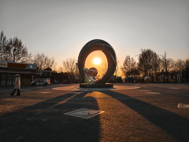 仿佛镀上了一层金色的光，北京冬至日邂逅最美夕阳