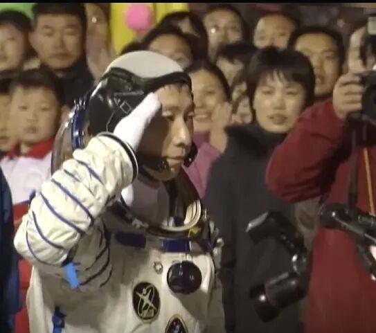 这一天，我们飞向太空不再是梦。 『太空美文』（122）