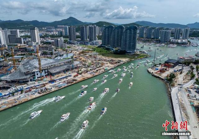 国庆假期三亚游艇出海游受青睐